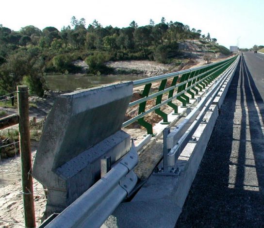 Guarda-corpos do Viaduto sobre o Ribeira da Califórnia na A13