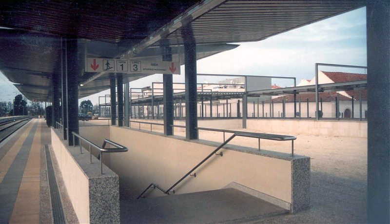 Apeadeiros, coberturas e passagem inferior peões da estação ferroviária de Pombal