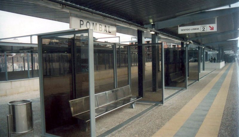 Flag stops, covers and pedestrian underpass of the Pombal railway station