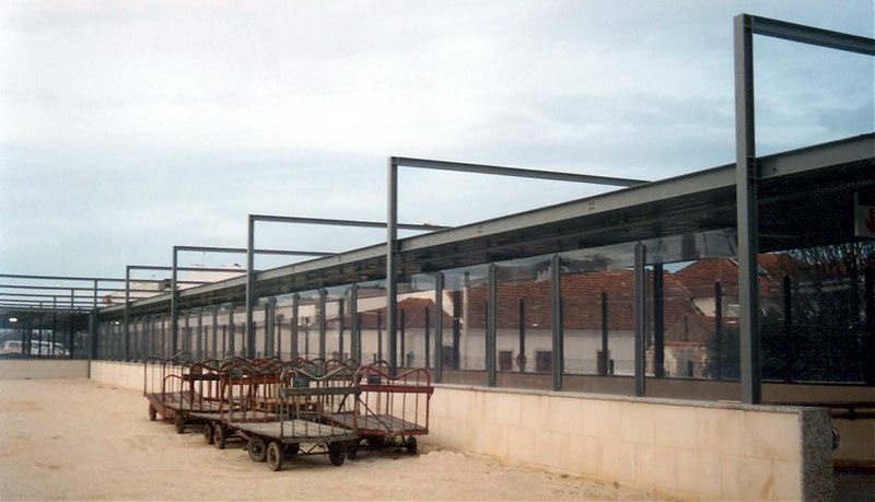 Apeadeiros, coberturas e passagem inferior peões da estação ferroviária de Pombal