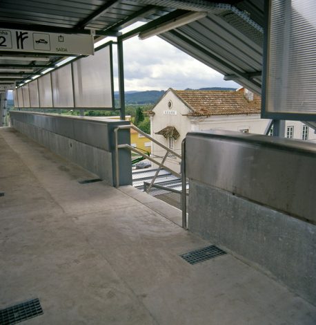 Flag stops, covers and pedestrian underpass of the Soure railway station