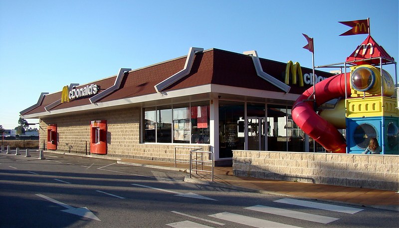 Restaurante McDonald`s Drive-in
