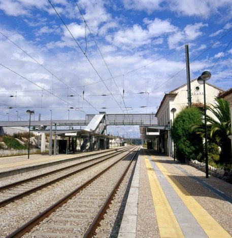 Flag stops, covers and pedestrian underpass of the Soure railway station