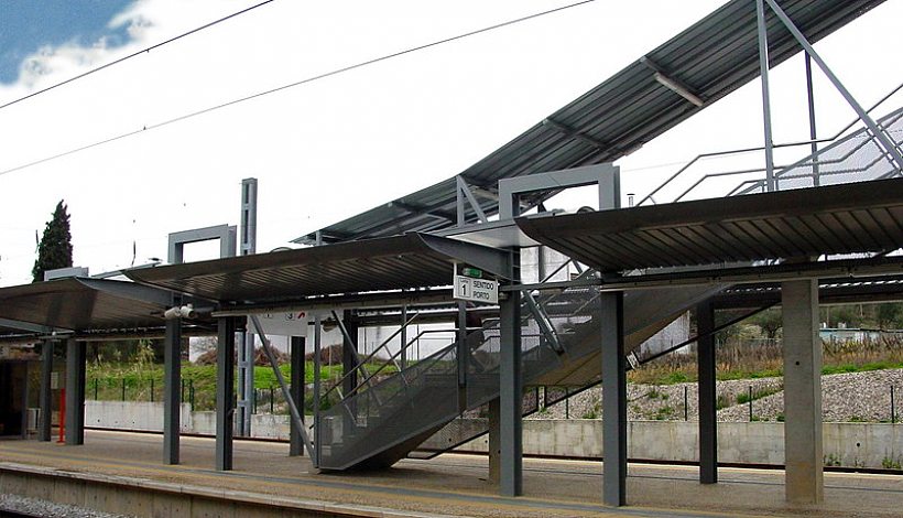 Flag stops, covers and pedestrian underpass of the Soure railway station