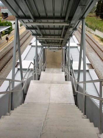 Flag stops, covers and pedestrian underpass of the Soure railway station