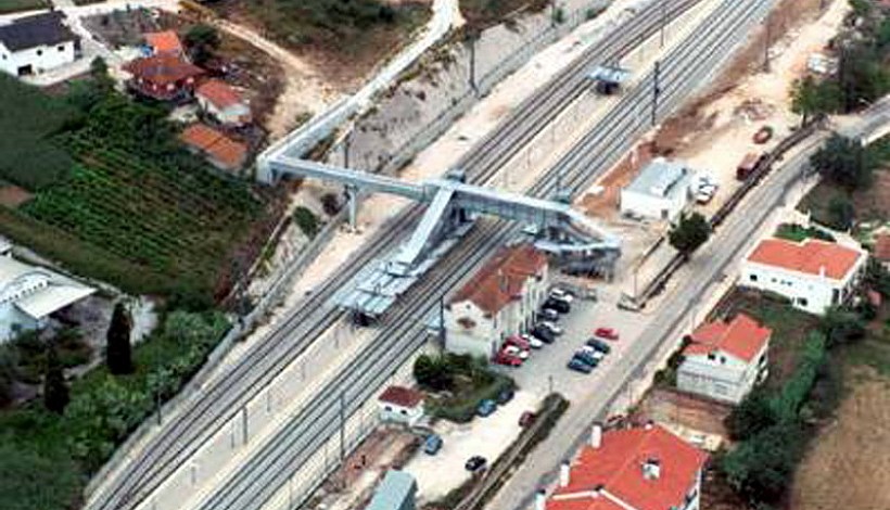 Flag stops, covers and pedestrian underpass of the Soure railway station
