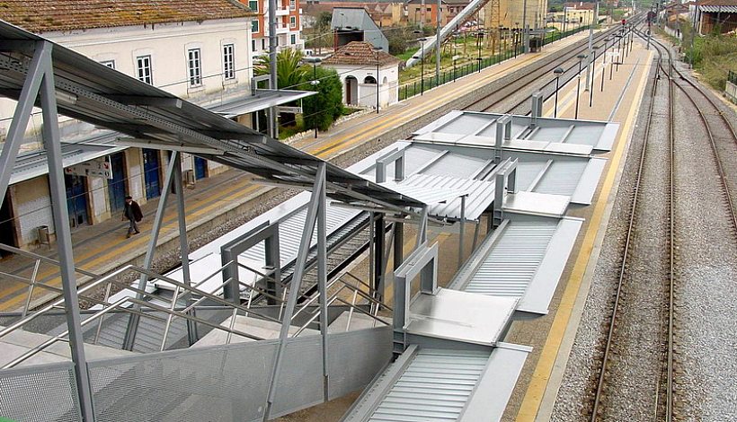 Flag stops, covers and pedestrian underpass of the Soure railway station