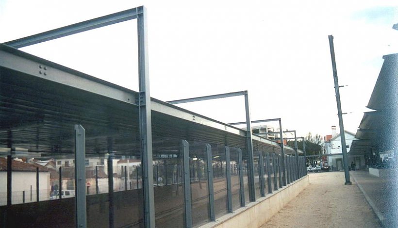 Flag stops, covers and pedestrian underpass of the Pombal railway station