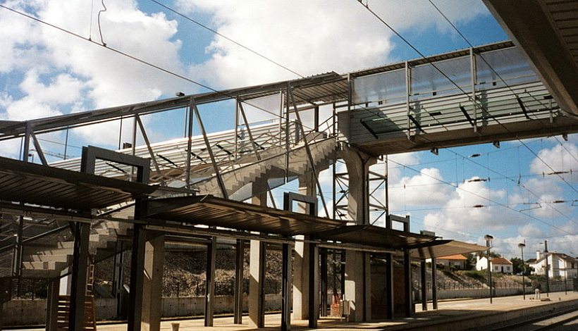 Flag stops, covers and pedestrian underpass of the Soure railway station