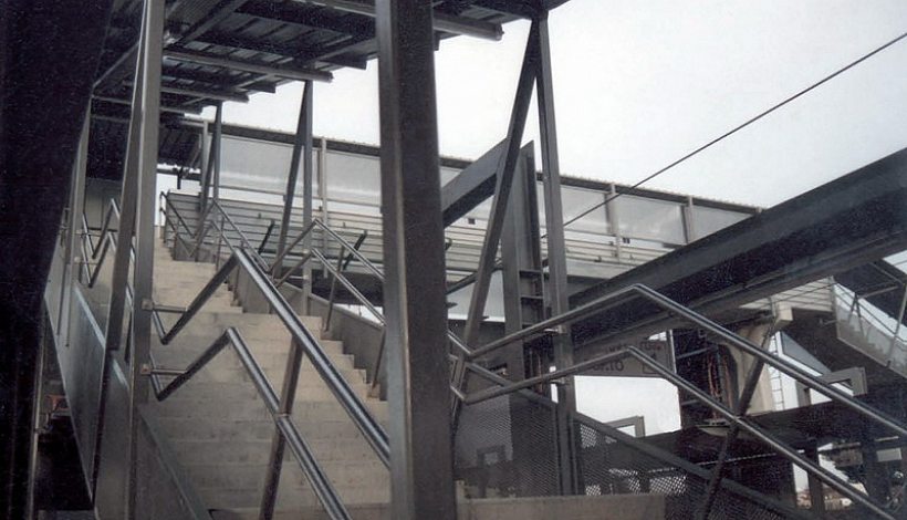 Flag stops, covers and pedestrian underpass of the Soure railway station