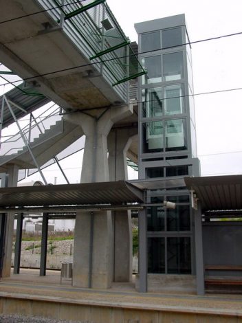 Flag stops, covers and pedestrian underpass of the Soure railway station